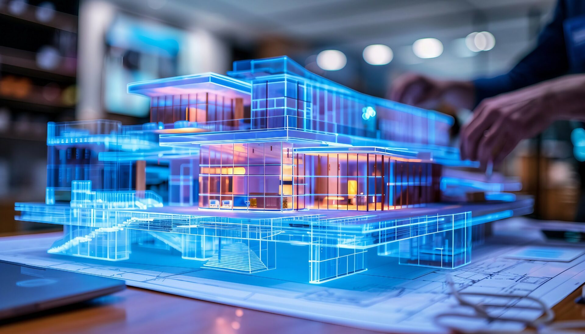 Darstellung eines digitalen Gebäudemodells (Building Information Modeling, BIM) als leuchtendes, transparentes 3D-Modell auf einem Bauplan, das die digitale Planung und Prüfung von Bauwerken veranschaulicht.