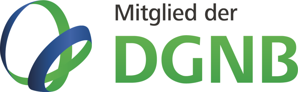 Das Bild zeigt ein Logo mit einer grafischen Form aus zwei ineinander verschlungenen Bändern in Blau und Grün. Rechts daneben steht ein Text in schwarzer und grüner Schrift, wobei die grüne Schrift besonders hervorgehoben ist. Das Design vermittelt Zugehörigkeit zu einer Organisation, die sich mit Nachhaltigkeit und Bauwesen beschäftigt.