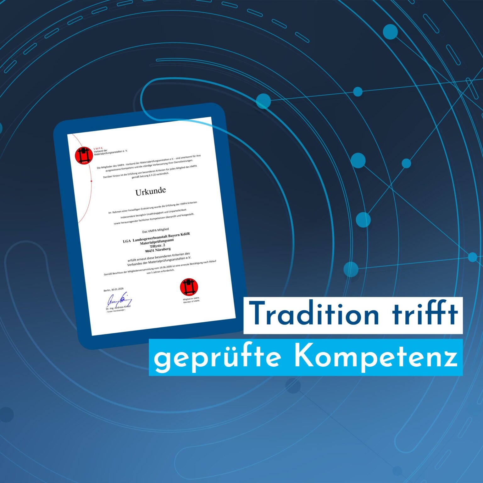 Auf dem Bild ist eine grafische Darstellung mit einem Dokument zu sehen, das schräg auf einem dunklen Hintergrund platziert ist. Der Hintergrund besteht aus abstrakten Linien und Punkten, die an ein technisches oder digitales Netzwerk erinnern. Im unteren Bereich befindet sich ein großer Schriftzug, der die Verbindung von Tradition und geprüfter Kompetenz betont.