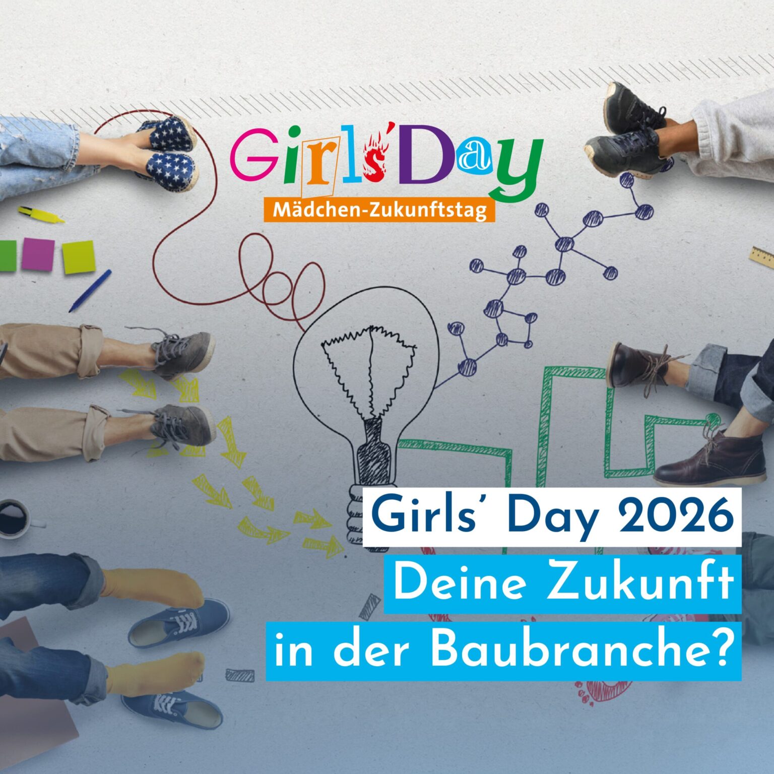 Auf dem Bild sind mehrere Personen zu sehen, von denen jeweils nur die Beine und Schuhe im Kreis um eine gezeichnete Glühbirne angeordnet sind. Der Hintergrund ist hell und mit bunten Illustrationen wie Pfeilen, Symbolen und technischen Skizzen gestaltet, die Kreativität und Zukunftsideen darstellen. In der Mitte befinden sich farbige grafische Elemente und Schriftzüge, die auf eine Veranstaltung hinweisen.