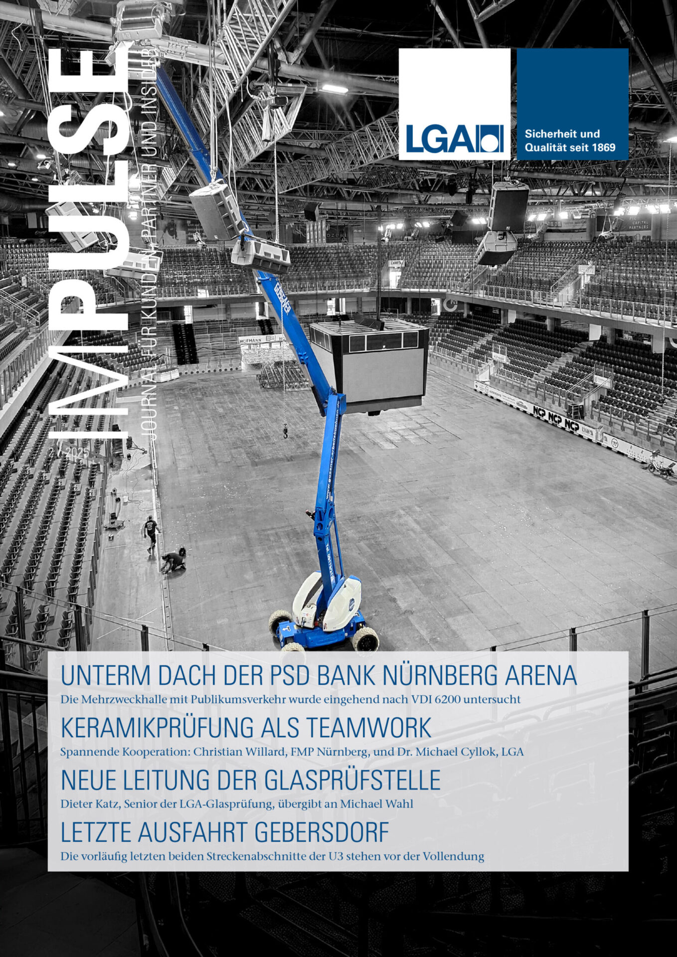 Das Bild zeigt das Cover eines Magazins mit dem Titel Impulse. Im Zentrum befindet sich eine große Veranstaltungshalle mit leeren Sitzreihen und einer offenen Fläche, über der ein blauer Hubsteiger unter dem Dach arbeitet. Die Konstruktion der Hallendecke und ein großer Videowürfel sind ebenfalls deutlich sichtbar.