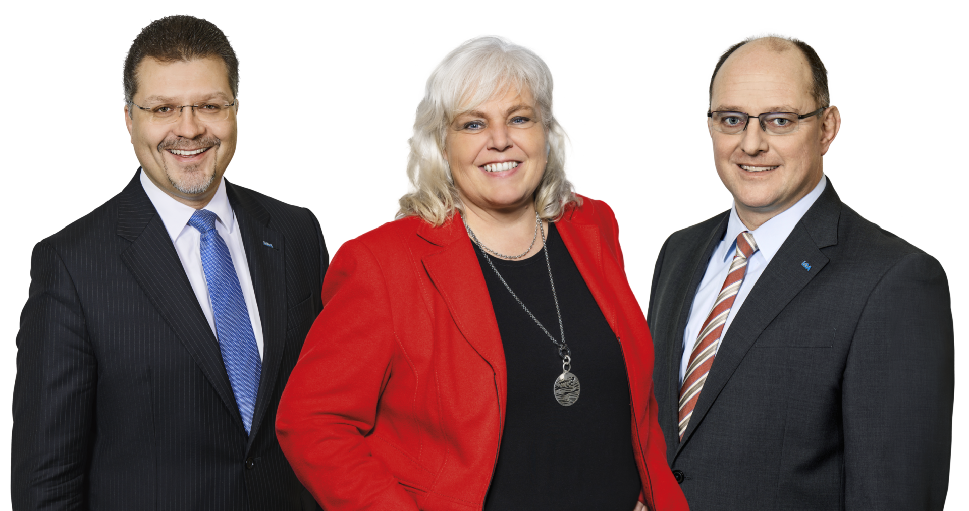 Drei Personen in formeller Businesskleidung stehen zusammen.