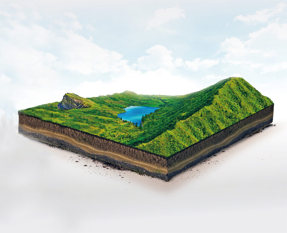 Das Bild zeigt einen Querschnitt eines Landschaftsausschnitts mit verschiedenen Erd- und Gesteinsschichten unter der Oberfläche. Die oberste Schicht zeigt eine grüne Hügellandschaft mit einem kleinen See, umgeben von Bäumen. Darunter sind deutlich die geologischen Schichten sichtbar.