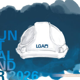 Das Bild zeigt eine künstlerische Illustration eines weißen Schutzhelms auf einem Hintergrund aus blauen Aquarellflächen. Links neben dem Helm sind große Buchstaben in Blau angeordnet, die den Titel des Kunstkalenders andeuten. Die Gestaltung wirkt modern und verbindet technische Elemente mit einem kreativen, malerischen Stil.