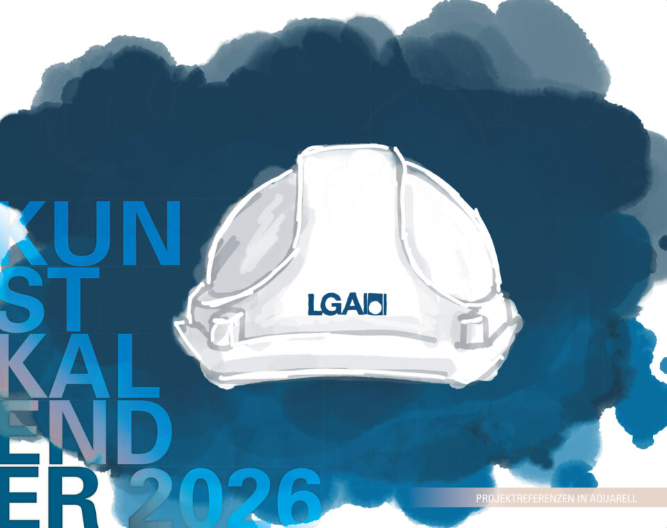 Das Bild zeigt eine künstlerische Illustration eines weißen Schutzhelms auf einem Hintergrund aus blauen Aquarellflächen. Links neben dem Helm sind große Buchstaben in Blau angeordnet, die den Titel des Kunstkalenders andeuten. Die Gestaltung wirkt modern und verbindet technische Elemente mit einem kreativen, malerischen Stil.