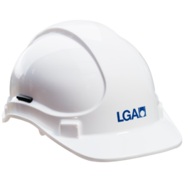 Das Bild zeigt einen weißen Schutzhelm mit dem Logo „LGA“ auf der Vorderseite. Der Helm hat ein glattes, rundes Design und verfügt seitlich über ein schwarzes Einstellband.