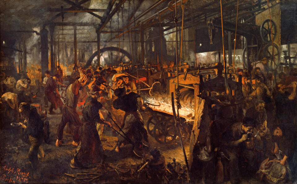 Das Bild zeigt eine belebte industrielle Szene in einer Fabrikhalle. Zahlreiche Arbeiter sind mit verschiedenen Tätigkeiten beschäftigt, darunter das Bedienen von Maschinen und der Umgang mit flüssigem Metall. Die Halle ist mit großen Maschinen, Zahnrädern und Überkopfstrukturen ausgestattet und vermittelt eine intensive Arbeitsatmosphäre.