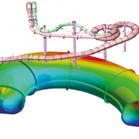 Das Bild zeigt ein 3D-Modell eines komplexen Rohrsystems einer Wasserrutsche mit mehreren Biegungen und Kurven. Die Rohre sind farblich markiert, vermutlich zur Darstellung unterschiedlicher Belastungs- oder Druckstufen, mit Farben von Blau bis Rot. Mehrere senkrechte Stützen tragen die Konstruktion.