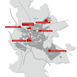 Das Bild zeigt eine Karte mit markierten Standorten von Heizwerken und Kraftwerken in einer Stadt. Hervorgehoben sind unter anderem das Heizwerk Muggenhof, das Heizkraftwerk Sandreuth sowie weitere Anlagen wie Klinikum, Langwasser, Klingenhof und Maxfeld.