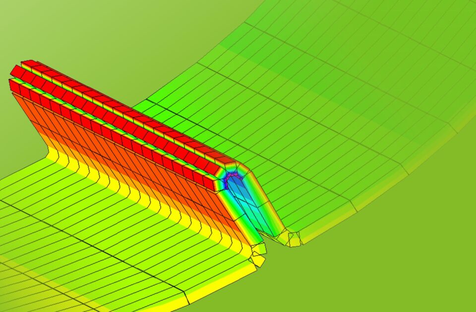 Das Bild zeigt eine technische Simulation oder Analyse eines Rohrsystems mit farblich markierten Belastungs- und Druckzonen. Die Darstellung verwendet ein Farbverlauf von Grün über Gelb bis Rot, um unterschiedliche Spannungen oder Belastungen im Material zu verdeutlichen. Im Zentrum ist eine scharfe Biegung des Rohres zu sehen, die blau markiert ist und auf eine kritische Stelle hinweist, während die geraden Abschnitte überwiegend rot und gelb gefärbt sind. Die gesamte Grafik ist auf einem grünen Hintergrund dargestellt und zeigt eine detaillierte Netzstruktur zur Berechnung.