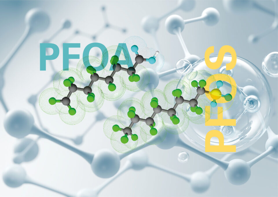 Das Bild zeigt zwei Molekülstrukturen mit den Bezeichnungen „PFOA“ und „PFOS“. Im Hintergrund sind verschwommene Darstellungen von Molekülverbindungen zu sehen. Die Schrift „PFOA“ ist in Türkis gehalten, „PFOS“ erscheint in Gelb.