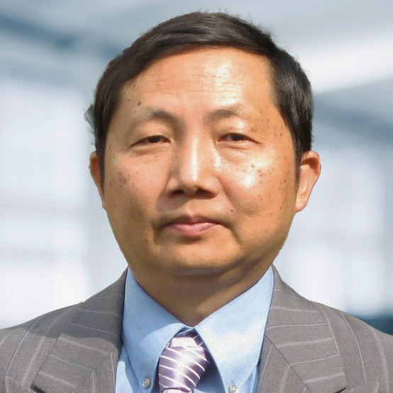 Yifeng Hu trägt einen Anzug mit Hemd und Krawatte. Der Hintergrund ist unscharf und zeigt ein Büro.