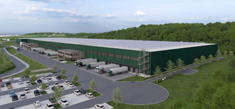 Das Bild zeigt ein grafisches Modell eines großen Industrie- oder Logistikzentrum mit grüner Fassade, mehreren Laderampen mit parkenden Lkw sowie einem Parkplatz im Vordergrund, umgeben von Bäumen und Grünflächen in ländlicher oder vorstädtischer Umgebung.