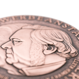 Anschnitt bronzene Medaille mit zwei geprägten Profilen.