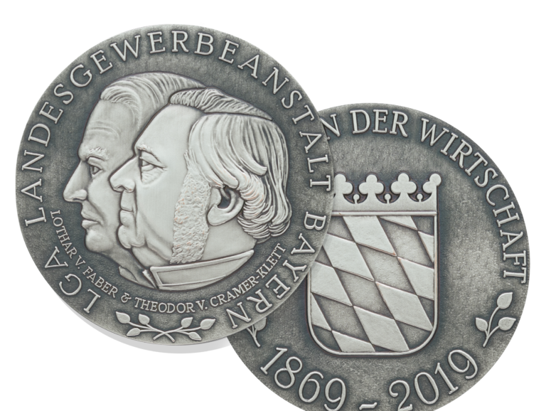 Vorder- und Rückseite einer Silbernen Medaille mit dem geprägten Profil eines Kopfes in der Mitte, und geprägtem bayrischem Wappen.